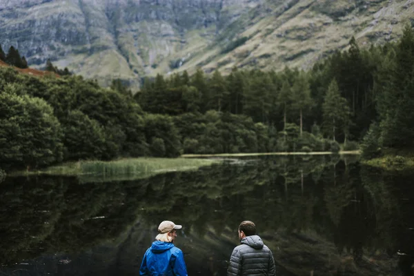 Amis Debout Bord Rivière Dans Les Highlands — Photo