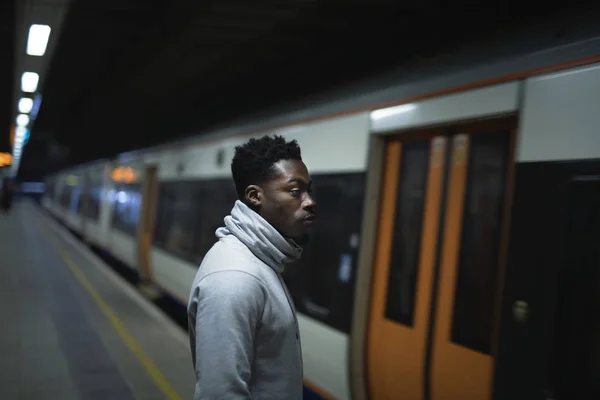 Hombre Esperando Que Las Puertas Del Tren Abran — Foto de Stock