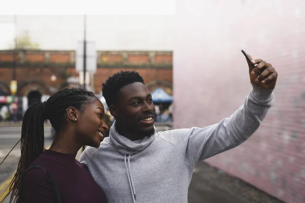 Casal Encontro Tirando Uma Selfie — Fotografia de Stock