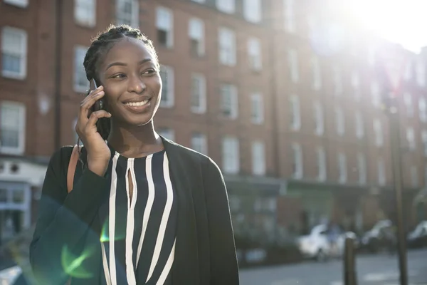 Vrouw Aan Telefoon Terwijl Het Lopen Stad — Stockfoto