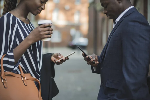 Zwei Geschäftsleute Die Mit Ihren Telefonen Beschäftigt Sind — Stockfoto