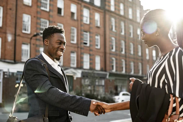 Nuevos Conocidos Negocios Estrechando Las Manos — Foto de Stock