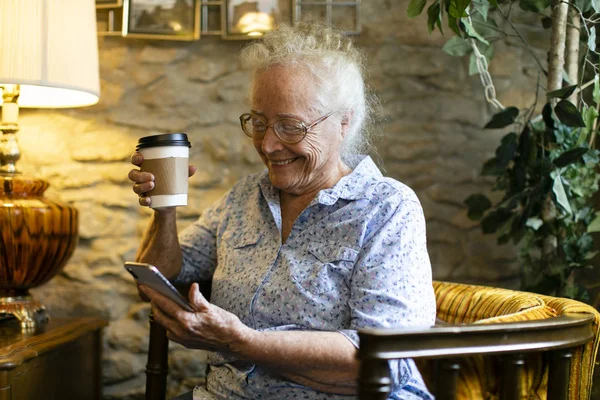 Милая Пожилая Женщина Пользуется Телефоном Кафе — стоковое фото