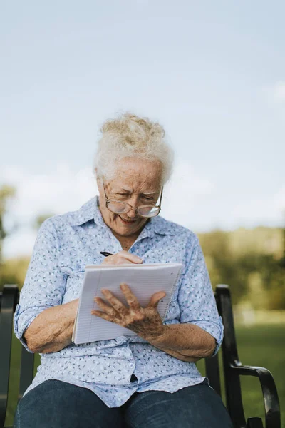Mujer Mayor Escribiendo Sus Recuerdos Cuaderno — Foto de Stock