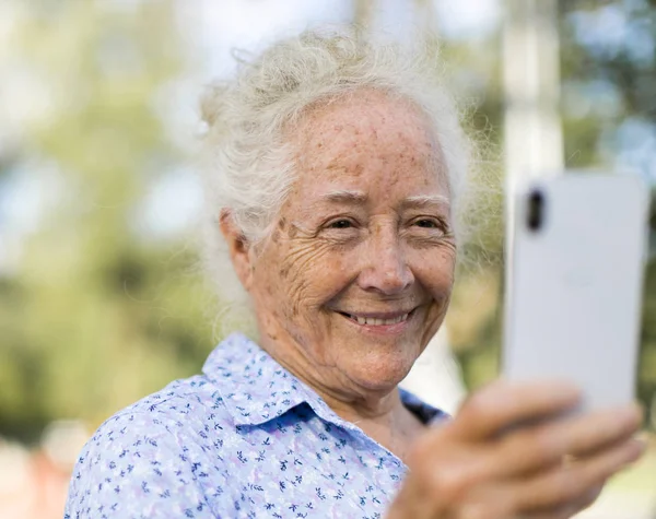 Słodka Kobieta Senior Biorąc Selfie — Zdjęcie stockowe
