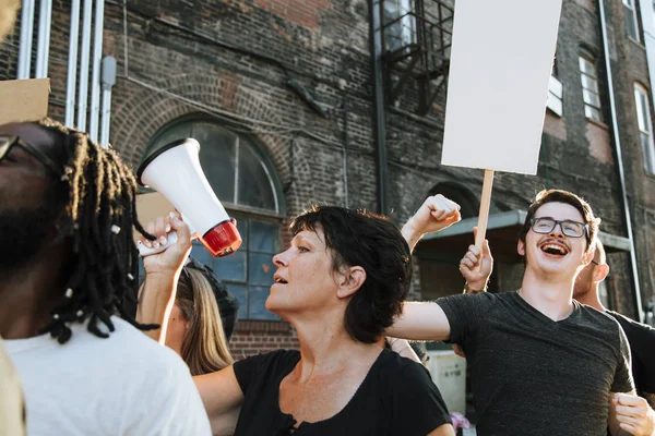 Szczęśliwych Protestujących Marszu Przez Miasto — Zdjęcie stockowe