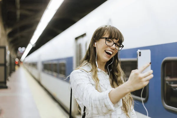 Metro Platformunda Görüntülü Görüşme Olan Neşeli Kadın — Stok fotoğraf