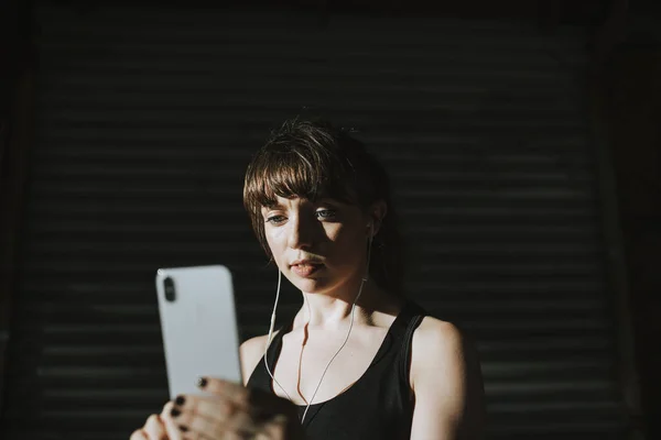 Sporty Woman Listening Music Dark Alley — Stock Photo, Image