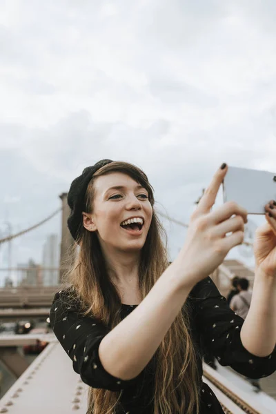 Cheerful Woman Taking Selfie Brooklyn Bridge Usa — Stock Photo, Image