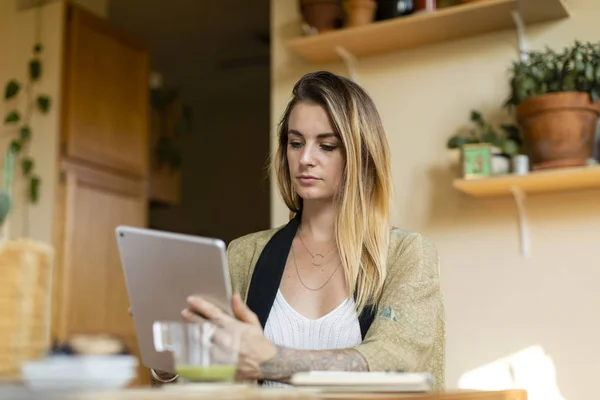 Mujer Relajada Trabajando Desde Casa Tableta — Foto de Stock