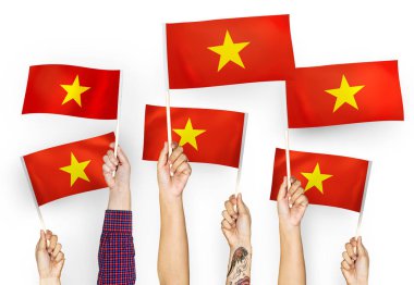 Vietnam bayrakları sallayarak elleri