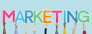 Renkli mektupları kelime pazarlama şekillendirme holding eller