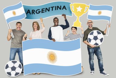 Arjantin bayrağı tutarak çeşitli futbol taraftarları