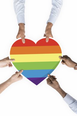 Bir lgbt gökkuşağı kalp holding eller