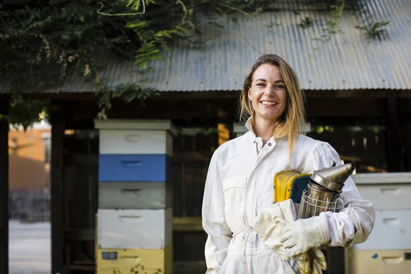 Imkerin Vor Ihren Bienenstöcken — Stockfoto