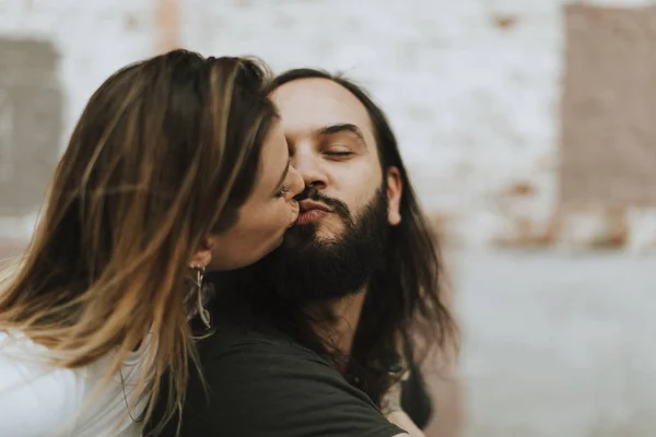 Woman Giving Her Boyfriend Kiss — Stock Photo, Image