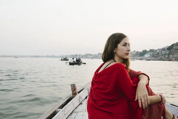 Mulher Ocidental Barco Explorando Rio Ganges — Fotografia de Stock