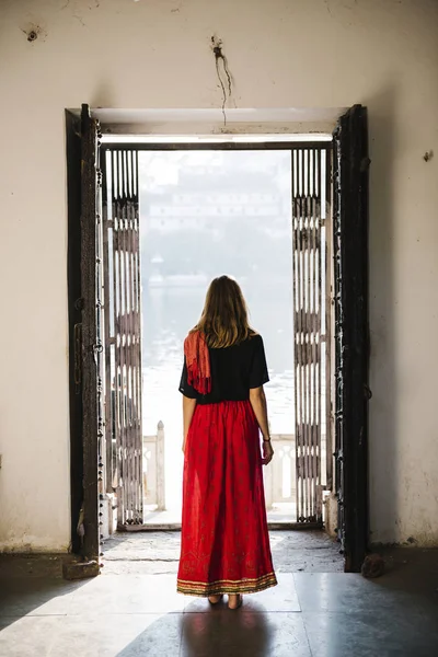 Westliche Frau Erkundet Einen Hinduistischen Tempel Maji Mandir — Stockfoto