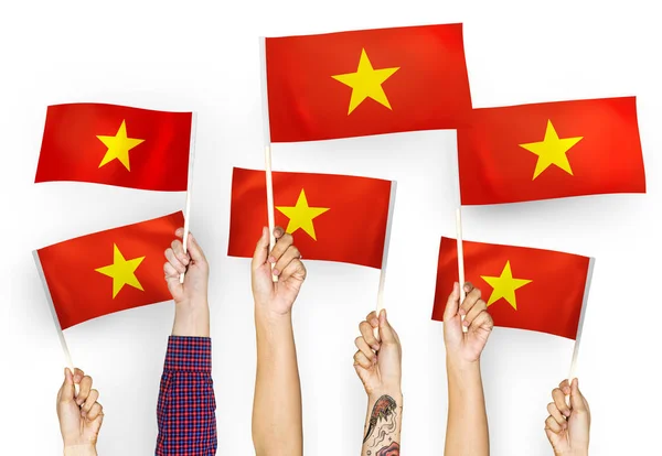 Руки Размахивают Флагами Вьетнама — стоковое фото