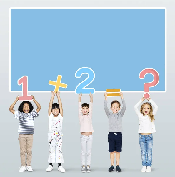 快乐多样的孩子学习数学 — 图库照片