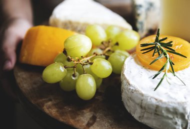 Varyasyon bir ahşap tabak yiyecek fotoğraf tarifi fikir üzerinde peynir ve yeşil üzüm