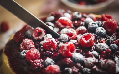 Bir cheesecake closeup ile karışık meyveli kaplı