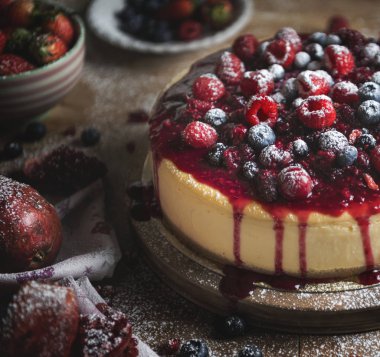 Karışık Meyveli ile kaplı cheesecake
