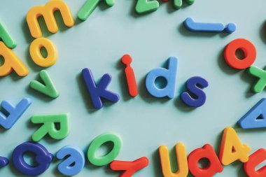 Bir tablo yazım çocuklar renkli alfabesi harfleri