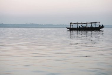 Ahşap tekne nehir Ganj Varanasi, Hindistan üzerinde yelken