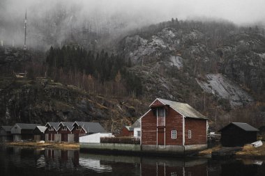 Fjaerland Norveç köyde kırmızı yazlık