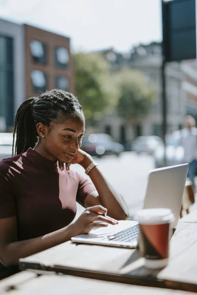 Vrouw Die Afstand Werkt Vanuit Een Café — Stockfoto