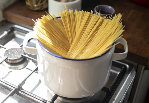 Spaghetti Che Cucinano Sul Fuoco — Foto Stock