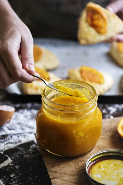 自家製オレンジ ジャム食品写真レシピ アイデア スコーン — ストック写真