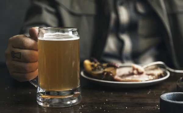 Hombre Tomando Una Cerveza Con Asado Del Domingo —  Fotos de Stock