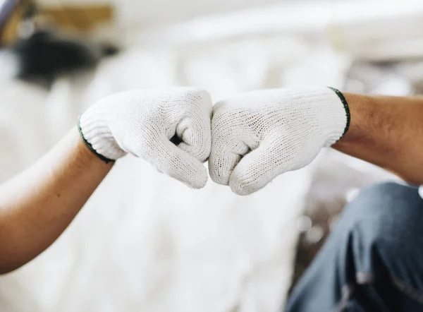 Couple Giving Each Other Fist Bump — Stock Photo, Image