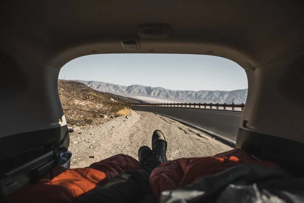 Man Ligger Sin Bil Medan Vilar Från Roadtrip — Stockfoto