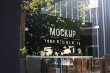 Pencere işareti mockup bir dükkanda