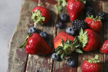 ahşap tahta üzerinde taze çilek