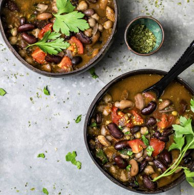 Taze pişmiş nohut fasulye çorbası bir kase