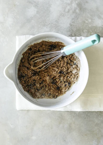 Çikolata parçalı kurabiye hamuru bir kasede çırpma teli ile