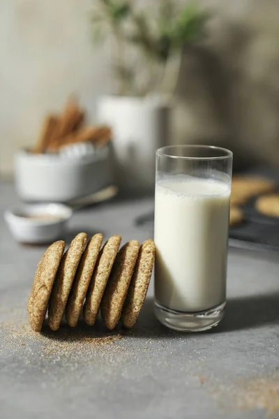 ミルクとクローズ アップの Snickerdoodle クッキー — ストック写真