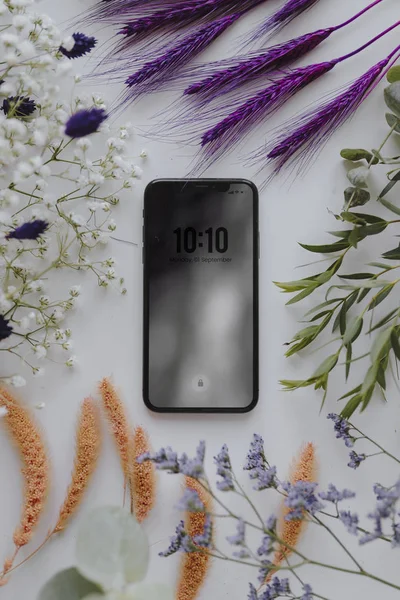 Telefon Mockup Inramad Med Ett Gäng Torkade Färgglada Blommor — Stockfoto