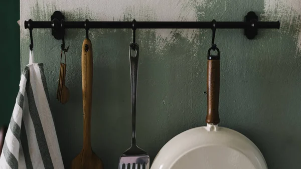Küchengeräte Der Wand Aufgehängt — Stockfoto