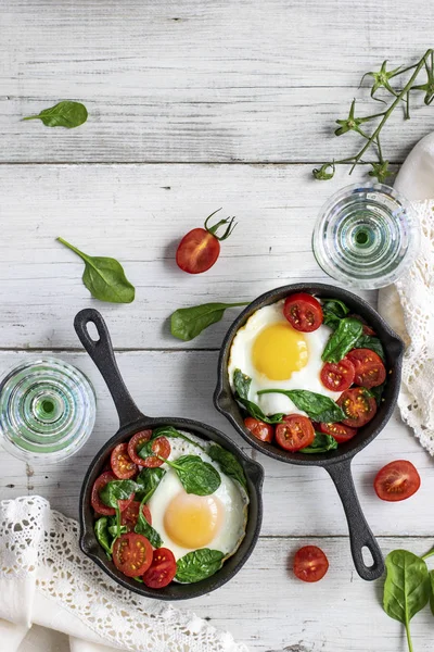 Ovos Cozidos Hora Tomates Uma Frigideira — Fotografia de Stock