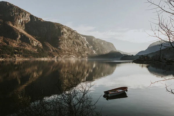 Barco Minúsculo Águas Tranquilas Fjaerland Noruega — Fotografia de Stock