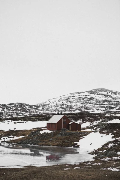 Röda Huset Snöiga Kullar — Stockfoto