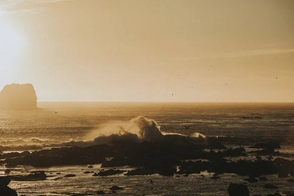 加州大苏尔海岸飞溅的浪花景观 — 图库照片