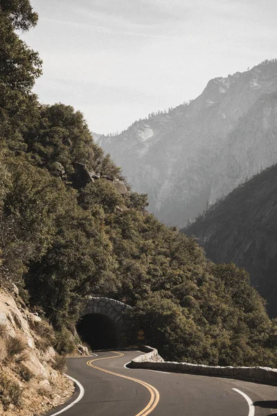 Blick Auf Straße Die Einen Tunnel Führt — Stockfoto