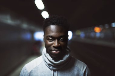 Metro platformunda bir adamın portresi