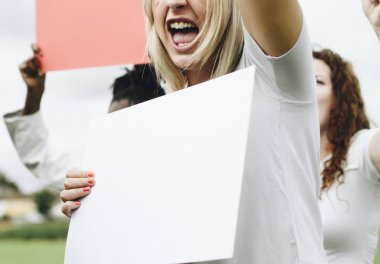 Grup kızgın kadın eylemciler protesto ediyor
